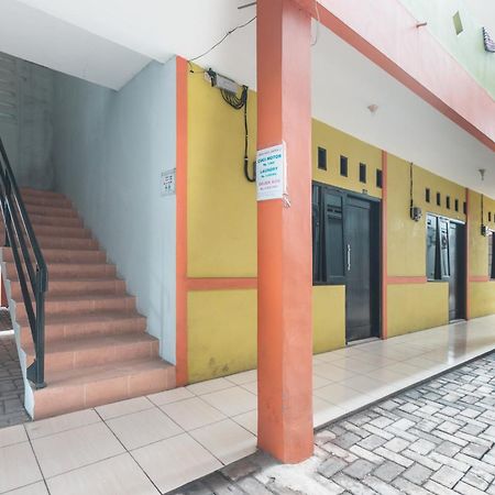 Oyo Living 1756 Amira Guest House Bekasi Esterno foto