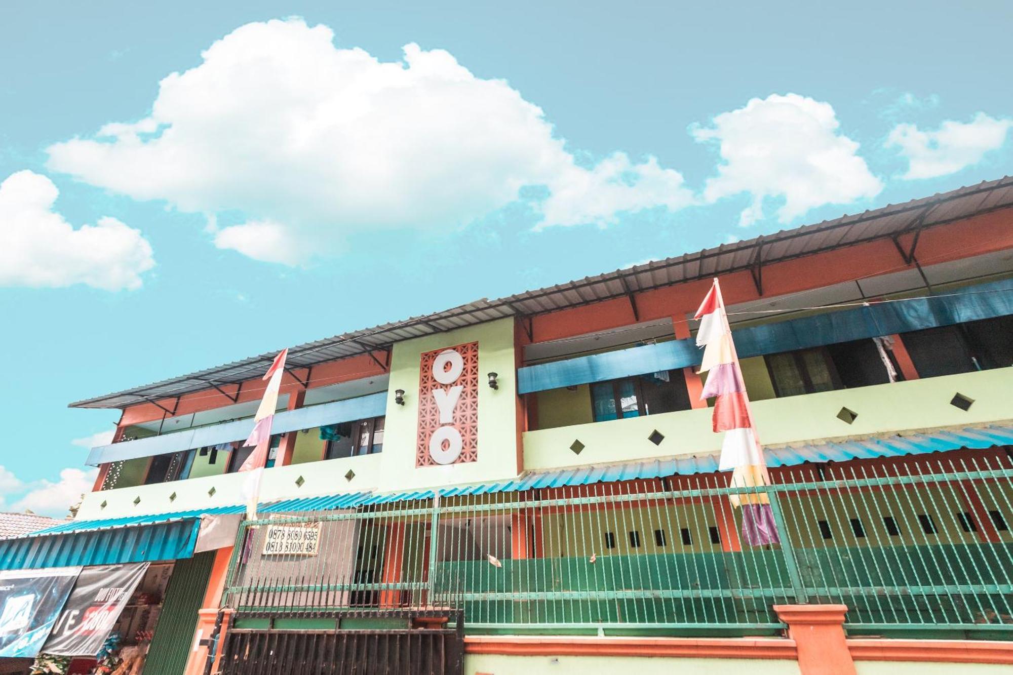 Oyo Living 1756 Amira Guest House Bekasi Esterno foto