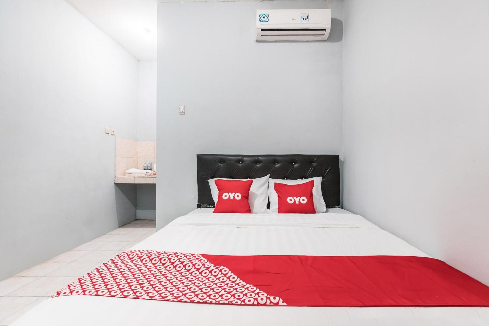 Oyo Living 1756 Amira Guest House Bekasi Esterno foto