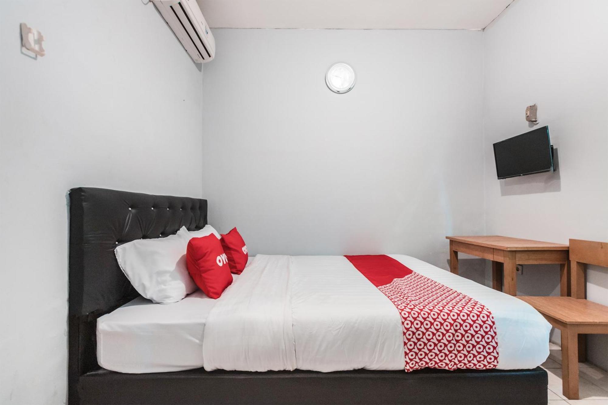 Oyo Living 1756 Amira Guest House Bekasi Esterno foto