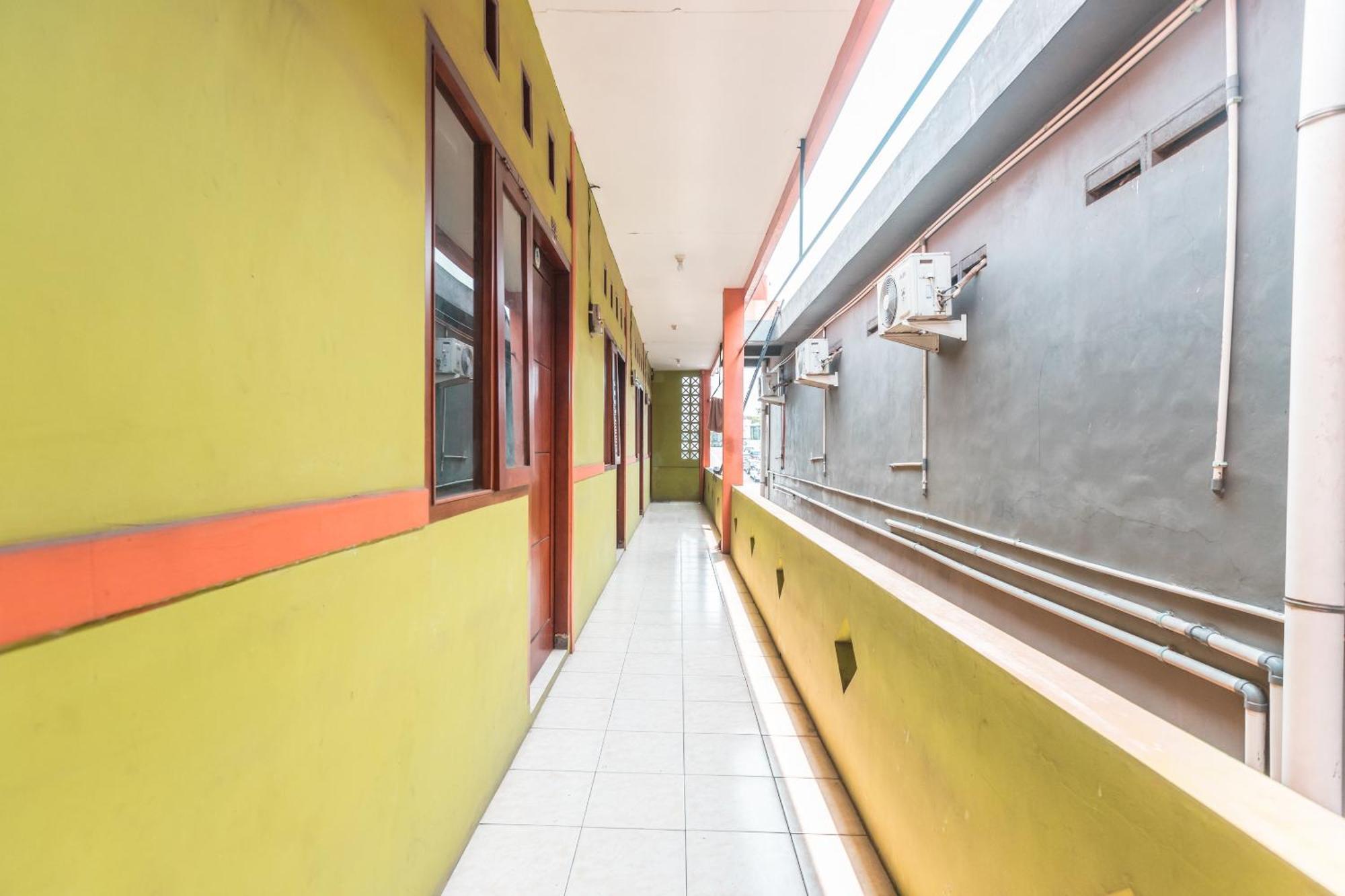 Oyo Living 1756 Amira Guest House Bekasi Esterno foto