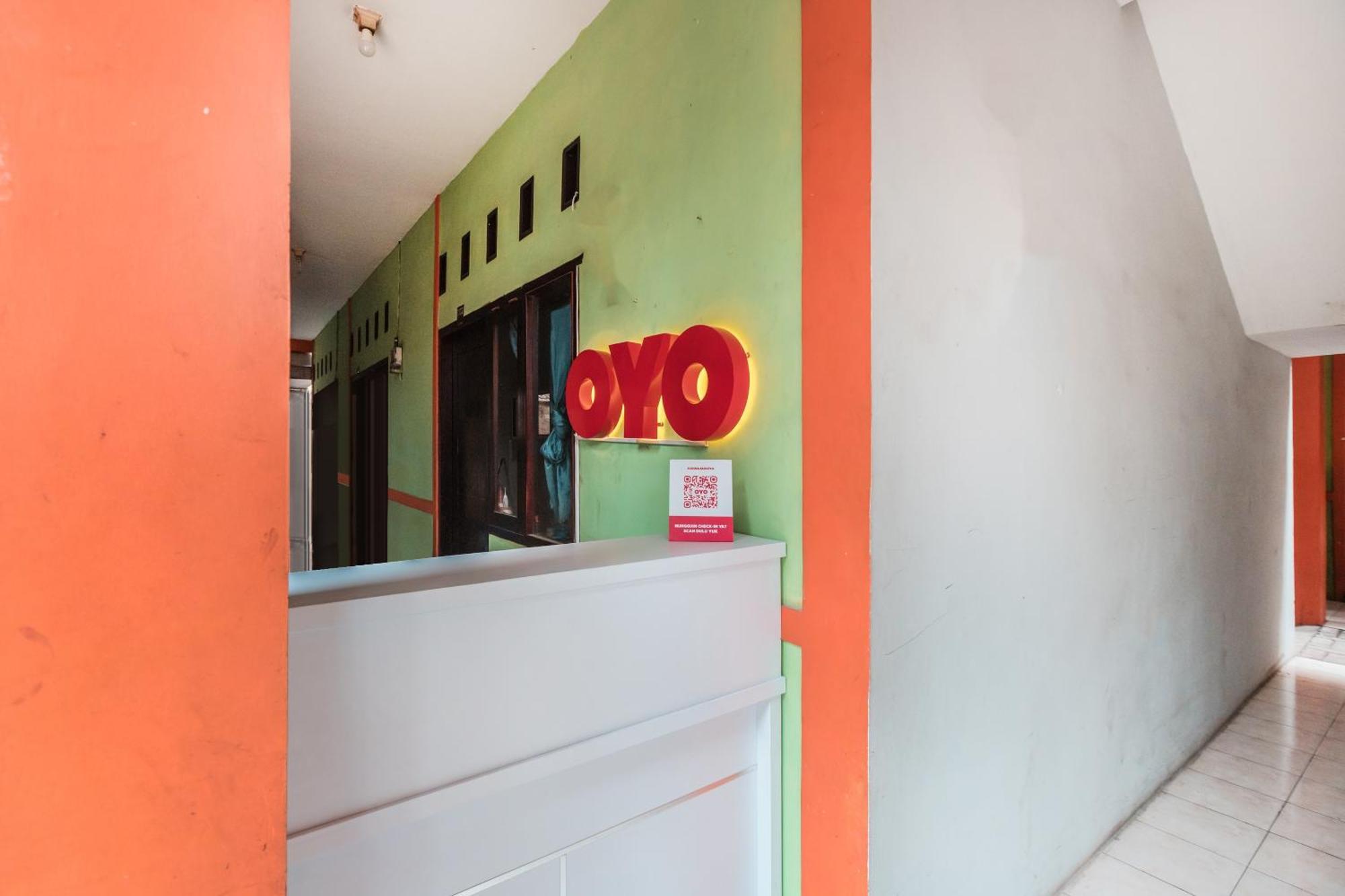 Oyo Living 1756 Amira Guest House Bekasi Esterno foto