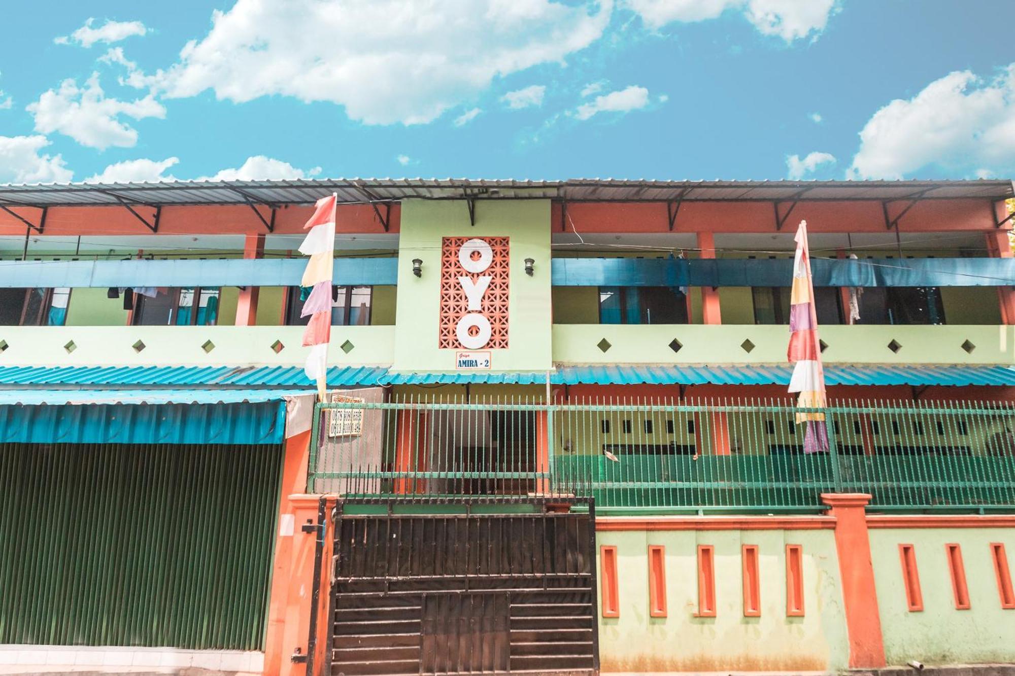 Oyo Living 1756 Amira Guest House Bekasi Esterno foto