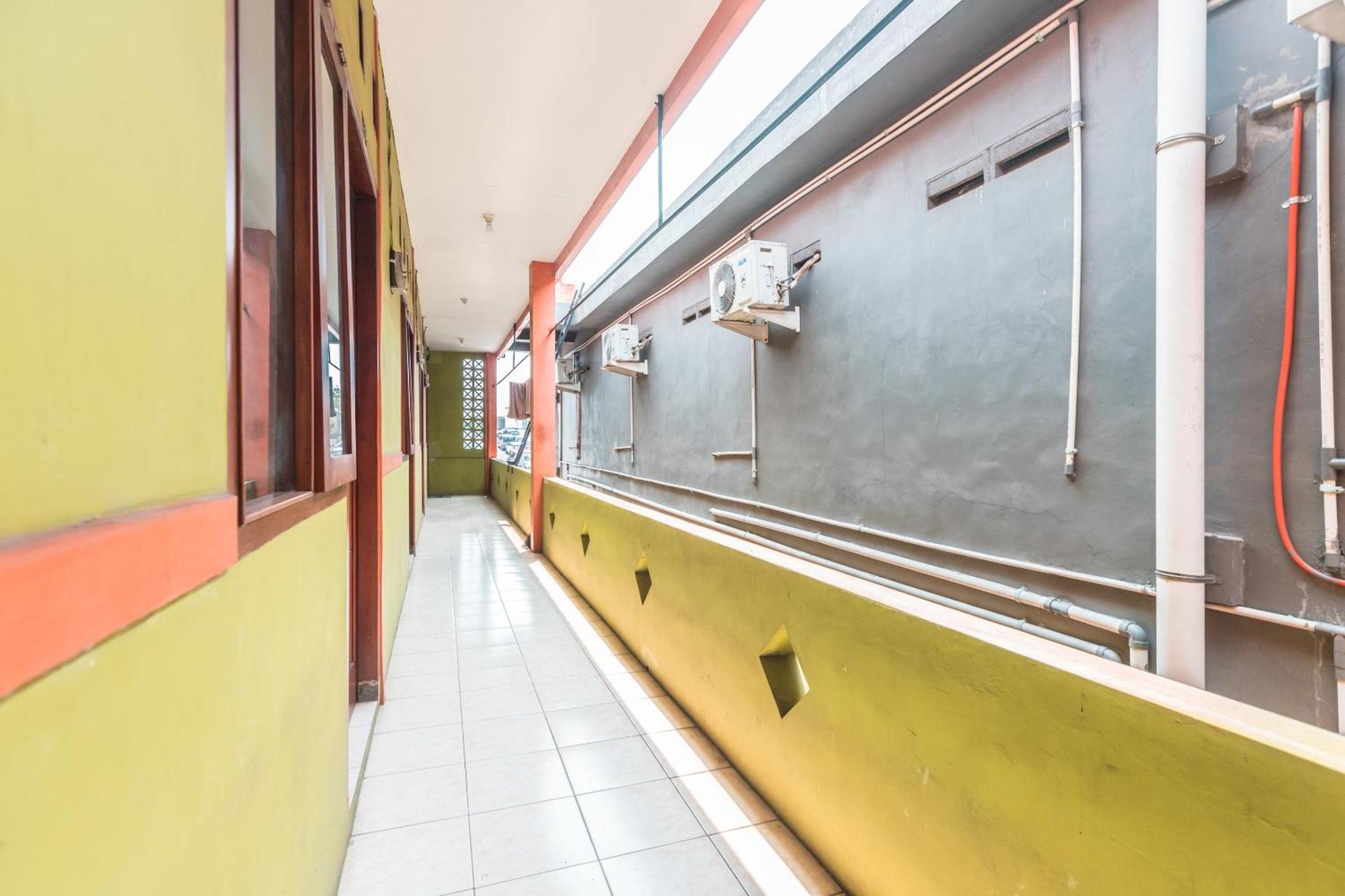 Oyo Living 1756 Amira Guest House Bekasi Esterno foto
