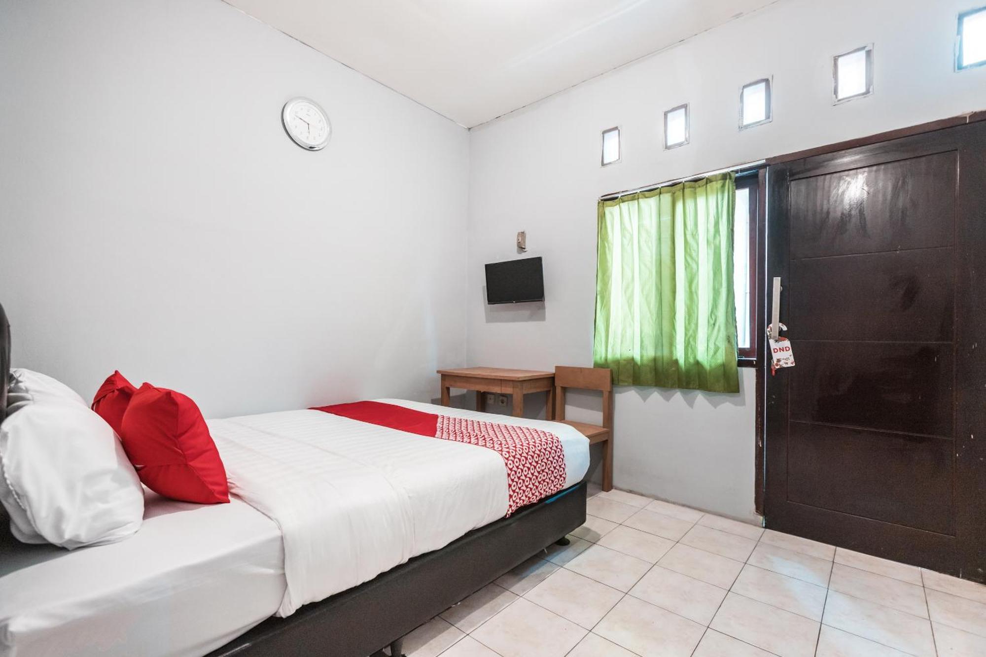 Oyo Living 1756 Amira Guest House Bekasi Esterno foto