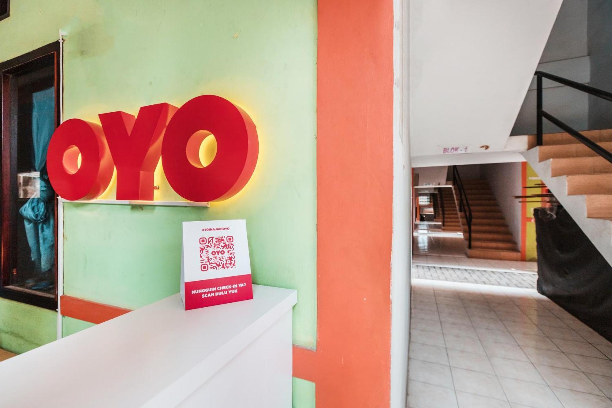 Oyo Living 1756 Amira Guest House Bekasi Esterno foto